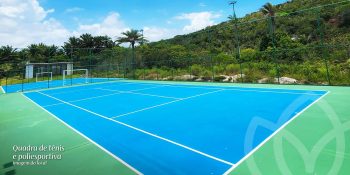 Quadra de tênis e poliesportiva do Reserva Byom cercada por natureza e infraestrutura completa em Busca Vida.