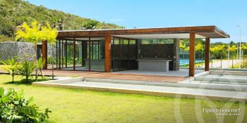 Espaço gourmet do Reserva Byom com estrutura moderna, área aberta, deck em madeira e integração com a natureza.