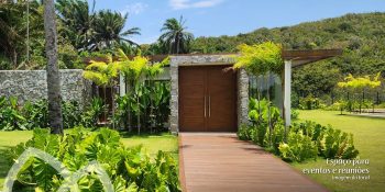 Espaço para eventos e reuniões do Reserva Byom com arquitetura em pedra, madeira e paisagismo integrado à natureza.