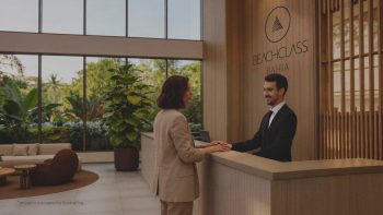 Recepção do Beach Class Bahia com atendimento de concierge, design contemporâneo e ambiente acolhedor no Caminho das Árvores, Salvador.