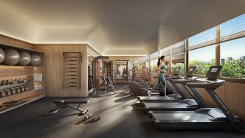 Academia equipada com esteiras e pesos, iluminação natural e vista para áreas verdes no Bosque Caminho das Árvores.