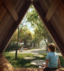 Área infantil ao ar livre com casinha de madeira, árvores e crianças brincando em ambiente natural.