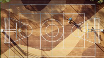 Quadra poliesportiva com marcações esportivas e traves, vista superior com pessoas praticando atividades.