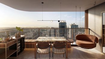 Varanda gourmet com mesa, adega e vista panorâmica da cidade vista de um apartamento alto.