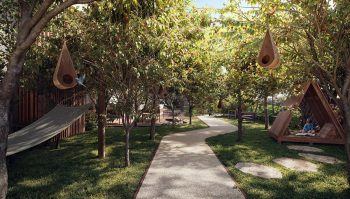 Bosque com trilha arborizada, redes, casinha de madeira e elementos naturais para descanso e lazer.
