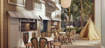 Área infantil com brinquedos, mesas, casinha lúdica e cabana em ambiente acolhedor e educativo.