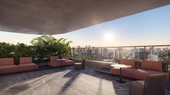 Terraço elevado com lounges confortáveis e vista panorâmica da cidade ao pôr do sol.
