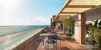Piscina com deck de madeira e vista para o mar no Blue Sea Smart Living em Stella Maris Salvador
